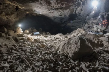 பிரபல நாடொன்றின் குகை முழுவதும் குவிந்து கிடந்த எலும்பு கூடுகள்!