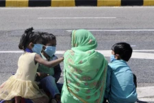 அம்மா உயிருடன் இருக்கிறார்…! தாயின் சடலத்தோடு 22 நாட்கள் உறங்கிய குழந்தைகள் : பேரதிர்ச்சியில் உறைந்த போலீஸார்