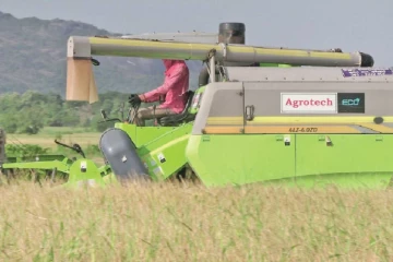 වී අස්වනු නෙළන යන්ත්‍රවලට බූලි­ව­ලින් ඉන්ධන දෙයි