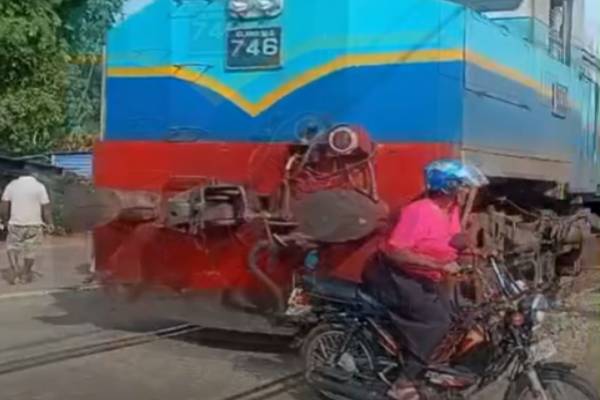 வேகமாக வந்த தொடருந்து : பெண்ணொருவரின் விபரீத செயல்! அதிர்ச்சியளிக்கும் காணொளி வெளியானது | Vavauniya Train Accident Today