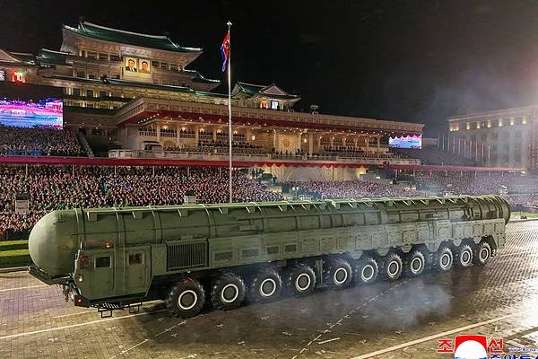 புதிய அணு ஆயுத நீர்மூழ்கியை மகளுடன் பார்வையிடச் சென்ற கிம் ஜோங் உன் | Kim Takes His Daughter To See