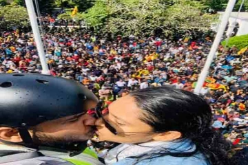 இன்றைய போராட்டத்தில் சமூகவலைத்தளங்களில்  வைரலாகும் ஜோடி!
