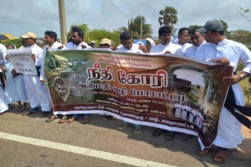 செம்மணிக்கு சர்வதேச நீதி வேண்டும்..! அமைதி வழிப் போராட்டத்தில் குதித்த அருட்தந்தையர்கள்