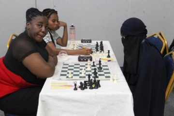 சர்வதேச போட்டியில் புர்கா வேடமிட்டு பெண்களோடு செஸ் விளையாடிய ஆண்