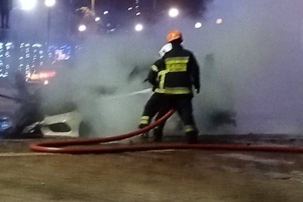 கொழும்பில் நள்ளிரவில் பயங்கரம்:  திடீரென தீப்பிடித்து எரிந்த சொகுசு கார்! | Colombo Benz Car Fire Accident