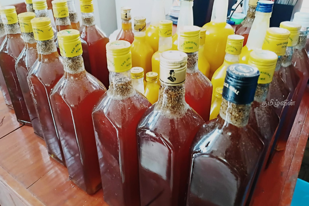 யாழில் சீனிப்பாணி கரைசலை தேன் என விற்றவர் கைது | Man Arrested Selling Sugarcane Juice As Honey