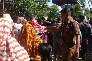 நாடளாவிய ரீதியில் எரிபொருள் நிரப்பு நிலையங்களில் குழப்பநிலை(Photo)