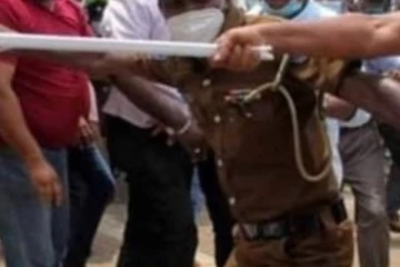 පොලිස් නිළධාරීන් පිරිසකට පොලු මුගුරුවලින් ප්‍රහාරයක් -  04කට බරපතලයි..