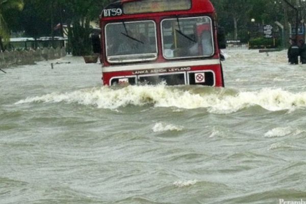 கடும் மழையுடன் மண் சரிவு; தெற்கு அதிவேக நெடுஞ்சாலைக்கு பூட்டு | Heavy Rain Landslide Southern Expressway Closed