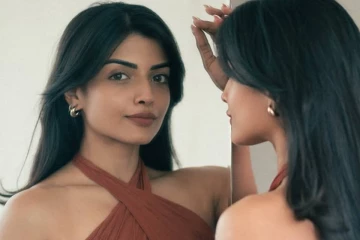 மிரரில் கிளாமர் போஸ்! நடிகை ஆஷ்னா சவேரியின் புகைப்படங்கள்..