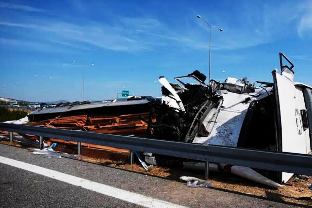 துருக்கியில் கொடூர விபத்து...! 11 பேர் பலி - 27 பேர் படுகாயம் | 11 Killed In Bus Crash In Turkiye துருக்கியில் கொடூர விபத்து...! 11 பேர் பலி - 27 பேர் படுகாயம் | 11 Killed In Bus Crash In Turkiye