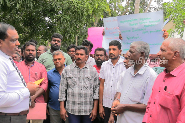 மட்டக்களப்பில் கடற்றொழிலாளர்களால் கவனயீர்ப்பு போராட்டம் | Batticaloa Fisheries Vie For Attention