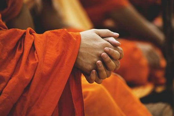 தேரரை தாக்கிய பெண்; பொலிஸ் நிலையத்தில் முறைப்பாடு | Woman Attacked The Charioteer
