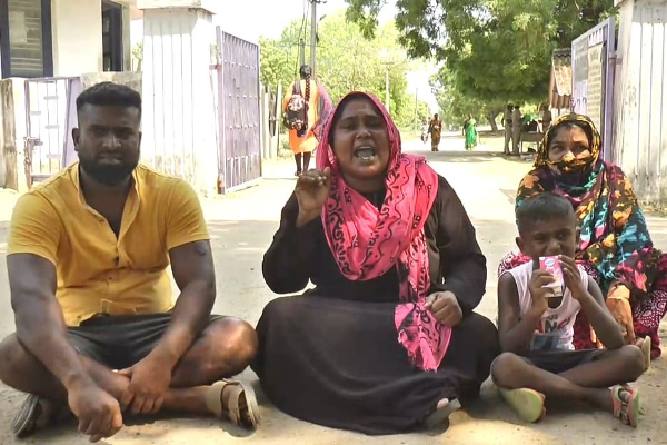 மண்டபம் முகாமிலிருந்து கைக்குழந்தையுடன் வெளியேற்றப்பட்ட குடும்பம் - நூற்றுக்கணக்கானோரின் எதிர்ப்பு போராட்டத்தால் பரபரப்பு! | India Tamil Nadu Sri Lanka Refugee Camp Protest