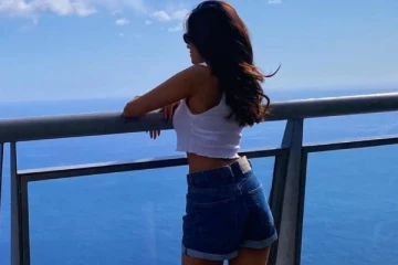 இப்படியொரு ஆடையில் வாய்ப்பிளக்க வைக்கும் ரஜினிபட நடிகை மாளவிகா.. புகைப்படம்