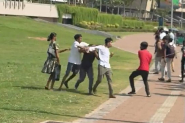 கொழும்பு ஜனாதிபதி செயலகம் முன்னால் பயணி மீது கொடூர தாக்குதல் - வெளியான ஆதாரம் | Attack In Front Of The Presidential Secretariat