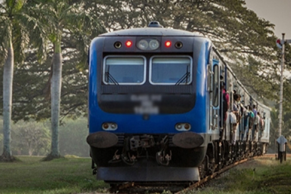 லொறி ஒன்று ரயிலுடன் மோதி விபத்து ; பெண் பலி | Lorry Collides With Train Puttalam Woman Dies
