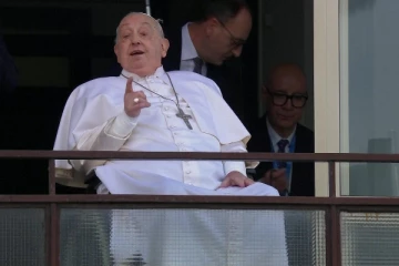 மருத்துவமனையிலிருந்து வெளியேறினார் போப் பிரான்சிஸ்