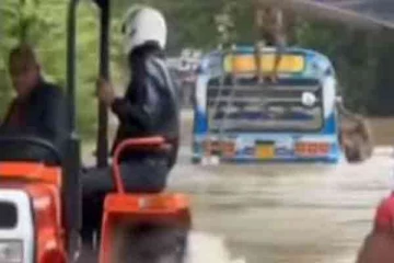 23 பயணிகளுடன் வெள்ளத்தில் சிக்கிய பேருந்து!