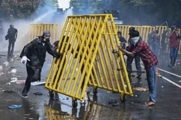 கொழும்புவில் ராஜபக்ச ஆதரவாளர்கள் தாக்குதல்... இலங்கை முழுவதும் ஊரடங்கு