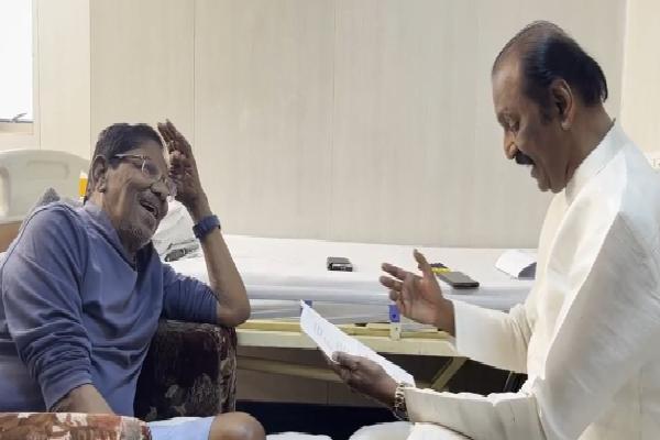 மருத்துவமனையில் பாரதிராஜாவை பாட்டால் தேற்றிய வைரமுத்து! (Video) | Vairamuthu Sang Bharathiraja Hospital