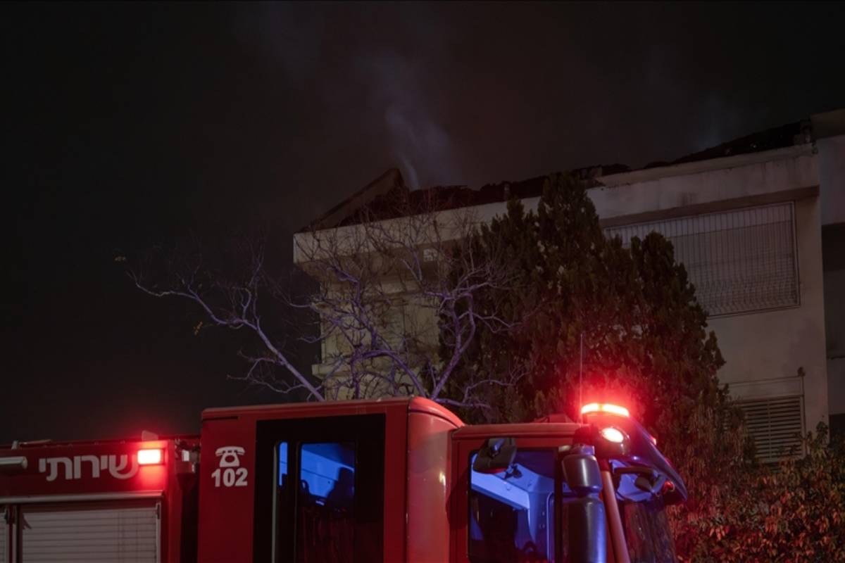 இஸ்ரேலில் அடுத்தடுத்து ஏவுகணை தாக்குதல்! முக்கிய தொழிற்துறை வலயத்தில் பாரிய தீப்பரவல்: நச்சு வாயுக்கள் வெளியேறும் அபாயம் | Iran Missile Attack On Israel Fire Breaks Factory