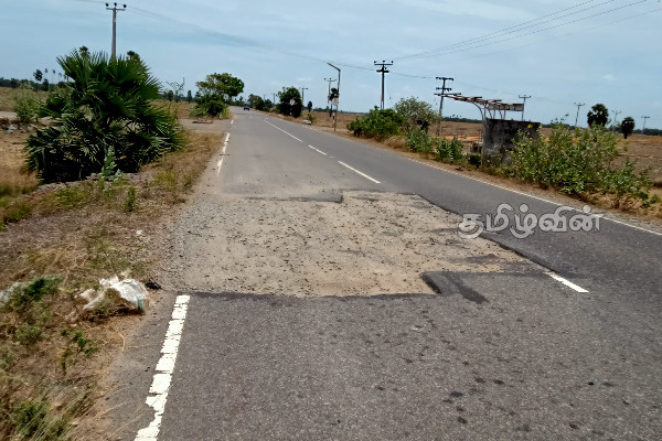 பரந்தன் பூநகரி வீதியில் நீண்டகாலமாக அகற்றப்படாத வீதித் தடை | Road Block In Paranthan Poonagri Road For Long