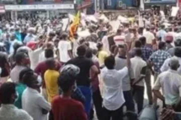 තවත් අමාත්‍යවරයෙකුගේ නිවස අසලට විරෝධතාකරුවන් රැස්වෙයි..!.