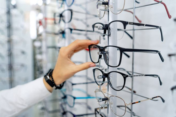 மையோபியா நோயால் பாதிக்கப்பட்ட மக்கள் | People Suffering From Myopia