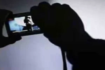 இளைஞருடன் உல்லாசம்.. நிர்வாண வீடியோ எடுத்த இளம்பெண்- கடைசியில் நடந்த டிவிஸ்ட்!