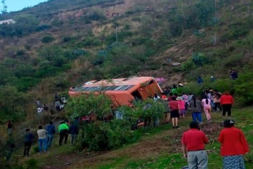 பள்ளத்தாக்கில் கவிழ்ந்து விபத்துக்குள்ளான பஸ்! 11 பேர் உயிரிழப்பு