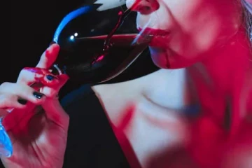 மனித ரத்தத்தை குடிக்கும் வினோத பெண்; தினமும் 1 லிட்டர் அருந்தும் பழக்கம்! காரணம்?