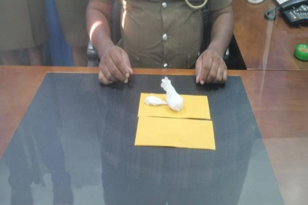 வவுனியாவில் மர்ம பொருளுடன் பெண் உட்பட இருவர் அதிரடி கைது! | Woman Arrested With Drugs In Vavuniya