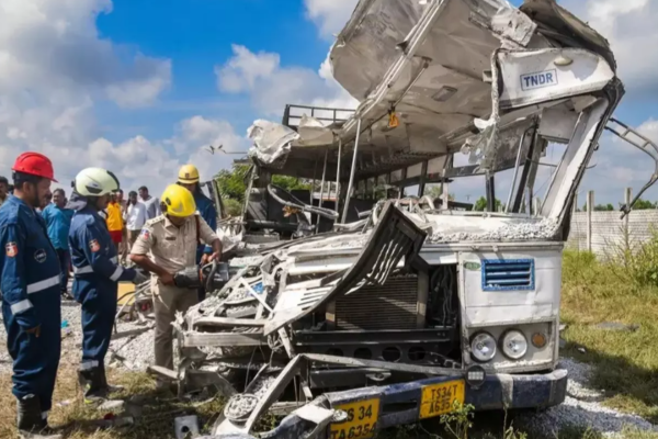 நெஞ்சை உலுக்கிய சம்பவம் ; 3 சகோதரிகளின் உயிரைப் பறித்த விபத்து; பெரும் துயரத்தில் குடும்பத்தினர் | 3 Sisters Died In Bus Accident Telangana