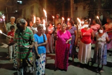 கொழும்பில் சற்றுமுன்னர் தீப்பந்தங்களை ஏந்தியவாறு வீதிக்கு இறங்கிய மக்கள்(Video)