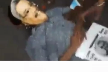 ජනපති අනුරුවකට පිරිසක් කළ දේ සමාජ මාධ්‍ය කළඹයි..වීඩියෝ සහිතයි (VIDEO)