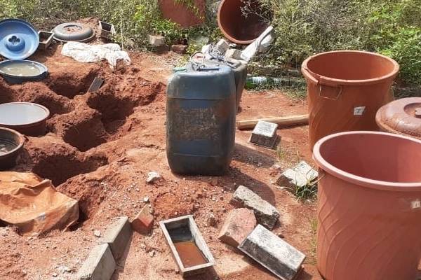 யாழில் பொலிஸாரின் சுற்றிவளைப்பில் தலைதெறிக்க ஓடிய நபர்கள்! | People Who Ran Away From The Police Encirclement
