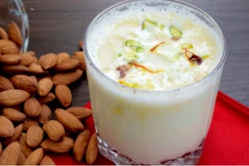 பாதாம் பால் யாரெல்லாம் குடிக்கக்கூடாது? ஏற்படும் ஆபத்துக்கள் என்ன?