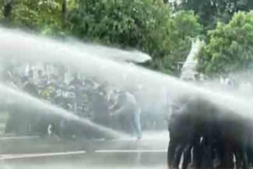 ශිෂ්‍ය විරෝධයට ජල හා කඳුළු ගෑස් ප්‍රහාර..!(VIDEO)