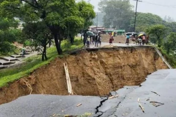 மண்ணுக்குள் புதைந்த வீடு! முழு கிராமமே அழிந்த அபாயம்