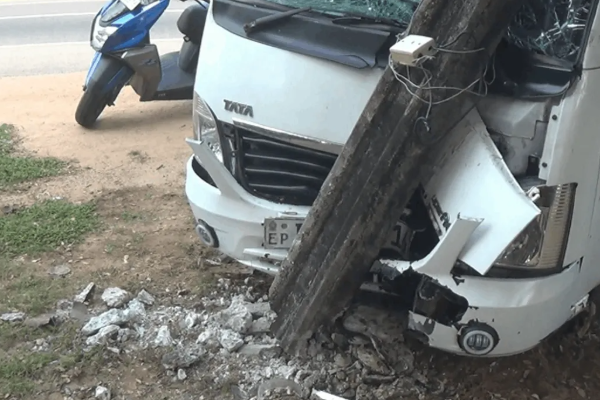 மட்டக்களப்பில் வாகனம் ஒன்று மின் கம்பத்தில் மோதி விபத்து | Accident Hitting An Electric Pole In Batticaloa மட்டக்களப்பில் வாகனம் ஒன்று மின் கம்பத்தில் மோதி விபத்து | Accident Hitting An Electric Pole In Batticaloa