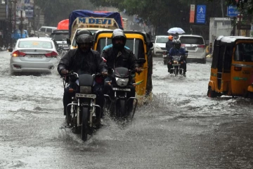 தொடரும் கனமழை: பள்ளி, கல்லூரிகளுக்கு நாளை விடுமுறை