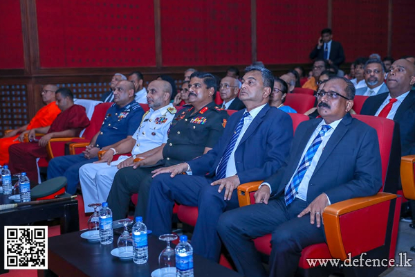 සරත් ෆොන්සේකාගේ "හමුදාපතිගේ පොරොන්දුව" කෘතිය එළිදක්වයි | Sarath Fonseka S Army Commander S Promise