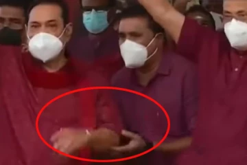 கடும் கோபத்தில் மஹிந்தவின் செயல் - காணொளியில் சிக்கிய காட்சிகள் (VIDEO)