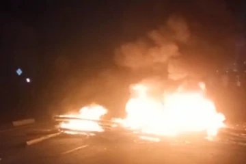 කොළඹ නුවර මාර්ගය අවහිර කරමින් මිනිසුන් ඇති කළ  ගින්න  - වීඩියෝ සහිතයි.. (VIDEO)