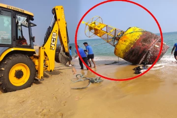 யாழ். கட்டைக்காட்டில் கரையொதுங்கிய மர்மக் கூடாரம்