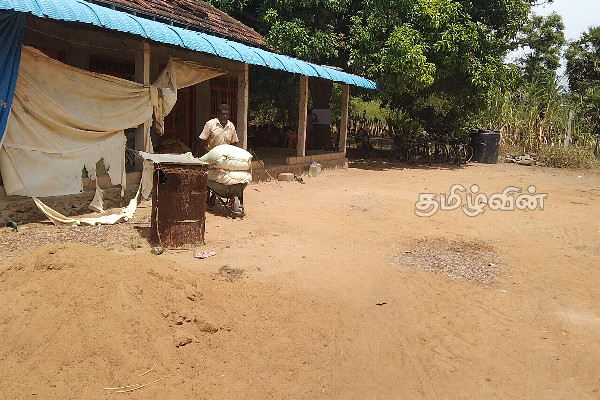 அறுவடை செய்த நெல்லை விற்பனை செய்ய முடியாத நிலையில் விவசாயிகள்(Photo) | Farmers Are Unable To Sell The Harvested Paddy