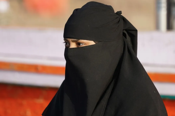 பெண் வேடத்தில் பர்தா அணிந்து சுற்றித்திரிந்த மாணவன் | A Student Dressed As A Woman And Wearing A Burqa பெண் வேடத்தில் பர்தா அணிந்து சுற்றித்திரிந்த மாணவன் | A Student Dressed As A Woman And Wearing A Burqa