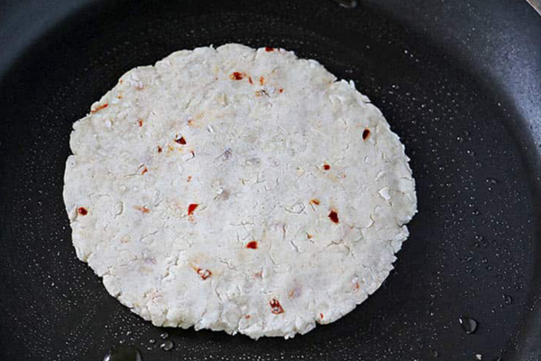 இலங்கையில் ஐந்தே நிமிடத்தில் ரெடியாகும் ரொட்டி! அரிசி மாவில் மொறு மொறு சுவையில் எப்படி செய்யலாம்? | Sri Lankan Roti Recipe Without Coconut