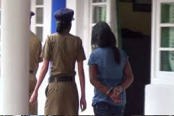 கட்டுநாயக்காவில் கைதான பெண் சுகாதார உதவியாளர் - பின்னணியில் அதிர்ச்சி தகவல்